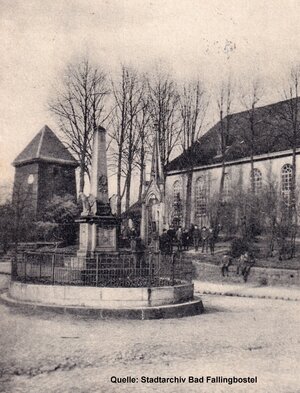 Bild vergr&ouml;&szlig;ern: Die 1905 verschickte Postkarte zeigt den frei neben der St. Dionysius-Kirche stehenden h&ouml;lzernen Glockenturm kurz vor dem Abriss .