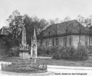 Bild vergr&ouml;&szlig;ern: Das 1830 erbaute neue Kirchenschiff mit dem h&ouml;lzernen Glockentrum und den Denkm&auml;lern f&uuml;r die Gefallenen des Krieges 1870/71 und Oberamtmann Quintus-Icilius.