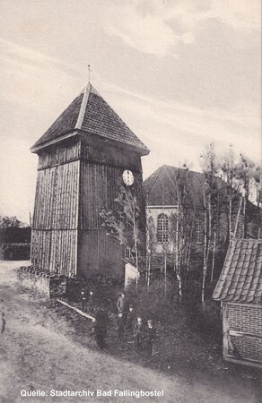 Bild vergr&ouml;&szlig;ern: Auf der um 1900 entstandenen Postkarte ist die Uhr des h&ouml;lzernen Glockenturms gut zu erkennen.