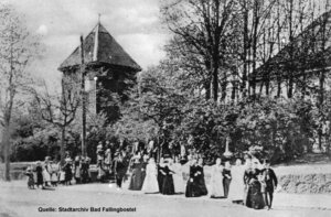 Bild vergr&ouml;&szlig;ern: Nach der Trauung bewegt sich ein Hochzeitszug von der Kirche mit dem h&ouml;lzernen Glockenturm fort zur Hochzeitsfeier.