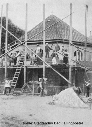 Bild vergr&ouml;&szlig;ern: Eifrig sind die Maurer 1905 damit besch&auml;ftigt, den neuen Glockenturm hochzuziehen.