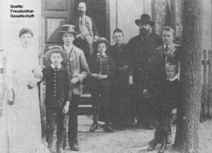 Bild vergr&ouml;&szlig;ern: August Freudenthal mit seiner Familie.