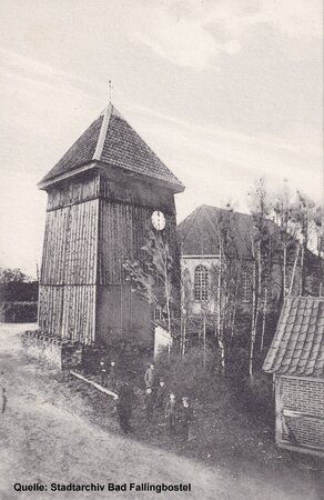 Bild vergr&ouml;&szlig;ern: Erst 1905 wurde der neben der Kirche stehende h&ouml;lzerne Glockenstuhl durch den uns vertrauten, an das Kirchenschiff angemauerten Turm ersetzt.