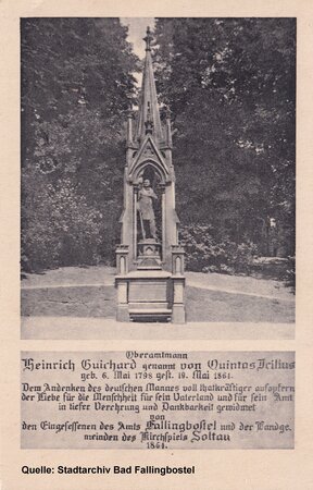 Bild vergr&ouml;&szlig;ern: Das Quintus-Denkmal stand urspr&uuml;nglich in der Kirchhofsmauer zur Marktplatzmitte gekehrt. Als Geburtsdatum wurde aber nach einer Renovierung 1864 statt 1861 genannt. Das wurde korrigiert, doch machte man daf&uuml;r aus 1864 als Einweihungsdatum 1861!