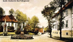Bild vergr&ouml;&szlig;ern: Fallingbostels Ortsmitte um 1900: Quintus-Denkmal - Kirche im Hintergrund - Gefallenen-Denkmal in der Mitte - M&uuml;hle im Hintergrund - und Sparkassengeb&auml;ude.
