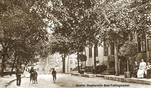 Bild vergr&ouml;&szlig;ern: Um 1900 bot sich in der Walsroder Stra&szlig;e von dem von Ohland gef&uuml;hrten  "Hotel zur Lieth" ein von B&auml;umen gerahmter Blick zum Marktplatz mit dem Landratsamt im Hintergrund. Heute steht hier das Rathaus.