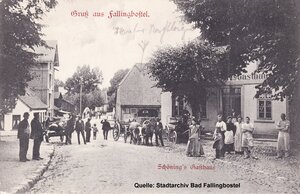 Bild vergr&ouml;&szlig;ern: Vom Marktplatz aus geht der Blick 1911 in die Soltauer Stra&szlig;e: links befindet sich die M&uuml;hle, im Hintergrund die B&ouml;hme-Br&uuml;cke, dann die Stallungen f&uuml;r die aus umliegenden D&ouml;rfern kommenden G&auml;ste von "Sch&ouml;nings Gasthaus" und schlie&szlig;lich das Gasthaus selbst