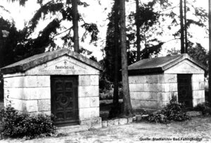 Bild vergr&ouml;&szlig;ern: Die Mausoleen f&uuml;r die Familien Schmidt und Quintus sind die einzigen &Uuml;berreste des alten Friedhofs, der zur Gr&uuml;nanlage Osterberg umgestaltet wurde.