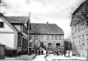 Bild vergr&ouml;&szlig;ern: Von der Celler Stra&szlig;e, der heutigen Vogteistra&szlig;e, aus f&auml;llt der Blick um 1910 auf das Kaufhaus Leiditz.