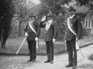 Bild vergr&ouml;&szlig;ern: Sch&uuml;tzenk&ouml;nig Herbert Wildung 1936 Begleiter: Willi Ohlau, Heinrich Wildung