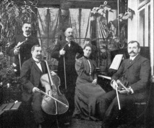 Bild vergr&ouml;&szlig;ern: Fallingbosteler Hausmusik 1907: B. Lenz, Leiter, Geige; an der Seite W. Schlimm, Geige; Fr&auml;ulein H&ouml;nnecke, Klavier; Fr. K&ouml;ning, Cello, und P. Braune, Bratsche.