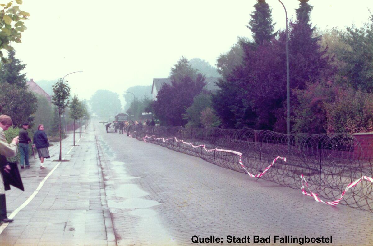 Bild vergrößern: Absperrung des Geländes der Heidmark-Halle beim NPD-Parteitag 1983