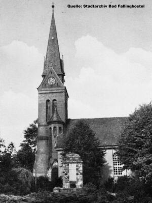 Bild vergrößern: An der Südseite der St. Dionysius-Kirche wurde 1922 das Denkmal für die Gefallenen des Ersten Weltkriiegs errichtet