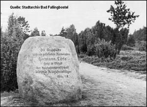 Bild vergrößern: Am Eingang zum Wacholderhain wurde ein Stein aufgestellt, der auf die Obhut durch die Reichskameradschaft Deutscher Kriegsfreiwilliger hinwies