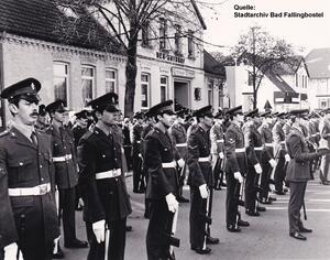 Bild vergrößern: Anlässlich der Verleihung der "Stadtfreiheit" - "Freedom of the Towm" - haben sich 1981 Soldaten der Partnereinheit REME vor dem Amtshof aufgestellt