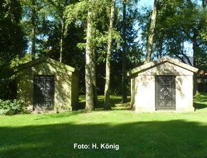 Bild vergrößern: Die Mausoleen für die Familien Quintus-Icilius und Friedrich Schmidt auf dem Bad Fallingbosteler Osterberg