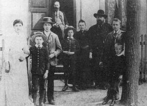 Bild vergrößern: August Freudenthal im Kreis seiner Familie