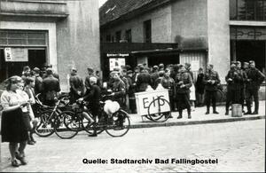 Bild vergrößern: Straßenbild am Kirchplatz (damals Adolf-Hitler-Platz) zwischen den Geschäften Leiditz und Rieke1942