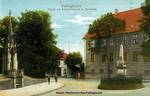 Bild vergrößern: Fallingbostels Kirchplatz 1913 mit Quintus-Denkmal, Kriegerdenkmal und Sparkassengebäude