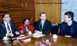 Bild vergrößern: Staffords stellvertretender Bürgermeister Matthew Guywer beim Besuch des Staffordshire Regiments 1987 mit Bürgermeister Dieter Gerlach und seinem Stellvertreter Martin Ahrens