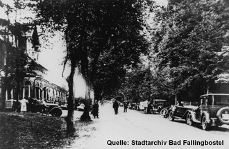 Bild vergrößern: Parkende Autos vor dem Hotel zum Böhmetal
