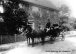 Bild vergrößern: Der Kutscher des Landrates vor dessen Wohngebäude um 1900