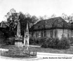 Bild vergrößern: Kriegerdenkmal mit der Kirche im Hintergrund - um 1900 noch mit separatem hölzernem Glockenturm. Einen steinernen gibt's erst seit 1905.